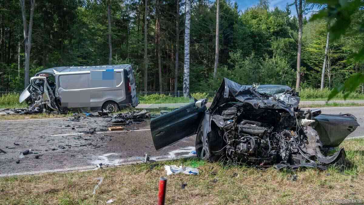 Horror-Crash auf Landstraße in Oberbayern: Drei Personen tot