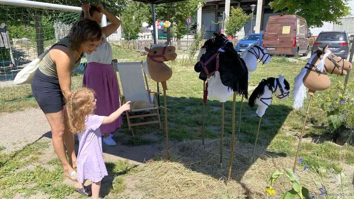 Buntes Handwerk auf dem Bolzplatz: Erster „Kunstrasen“ lockt viele Besucher nach Gars