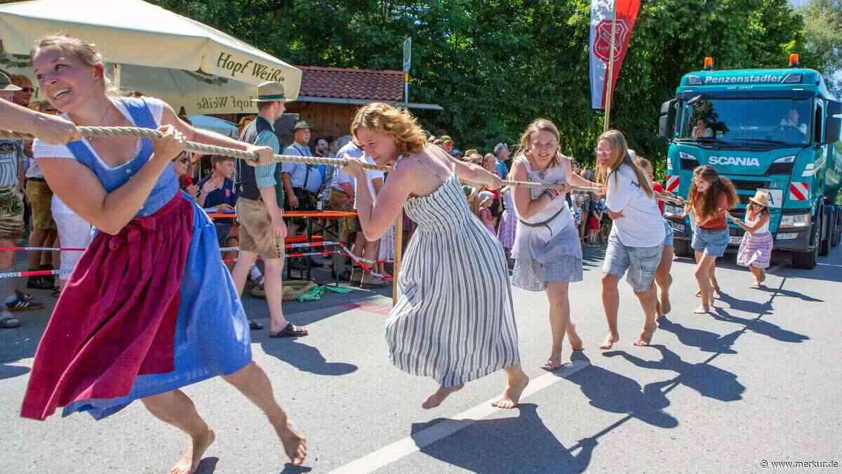 Schweißtreibender Kraftakt: Männer und Frauen ziehen 15-Tonner ins Ziel