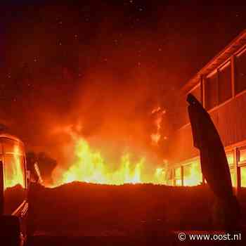 Bewoners ontkomen ongedeerd aan felle woningbrand Vroomshoop