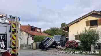 BMW kracht in Hofeinfahrt und landet auf Transporter – Fahrer hatte rund zwei Promille