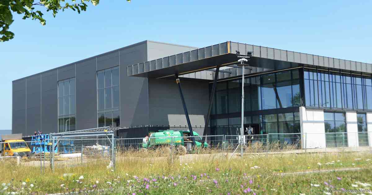 Bouw is al in volle gang, maar buurman accepteert nieuw bedrijfspand niet: ‘Een grote zwarte muur’