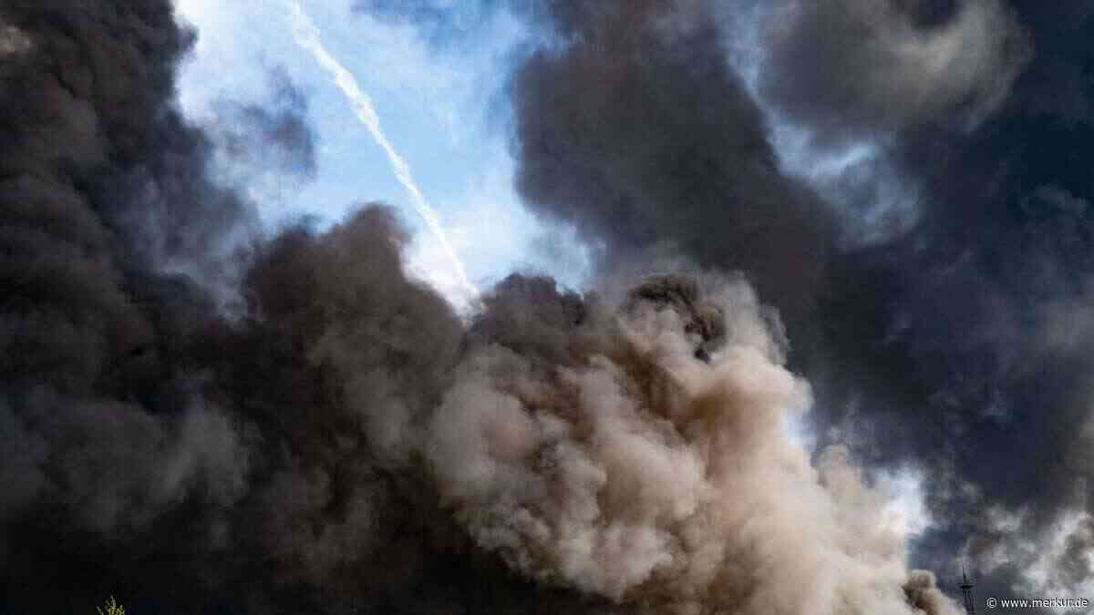Ukraine-Krieg aktuell: Raffinerie in Russland geht in Flammen auf – Hohe Verluste für Putins Armee