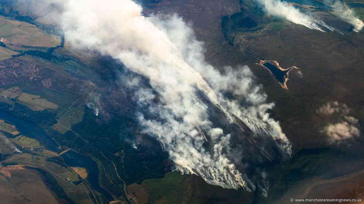 Dovestone and Tintwistle moor fires LIVE as major incidents declared with shocking photos of smoke over region