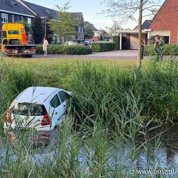Auto kiest 'ruime sop' en rolt van oprit in Enter de sloot in