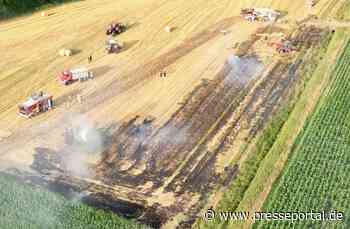 FW-OLL: Strohballenpresse löst Flächenbrand aus - Großaufgebot der Feuerwehr in Hude