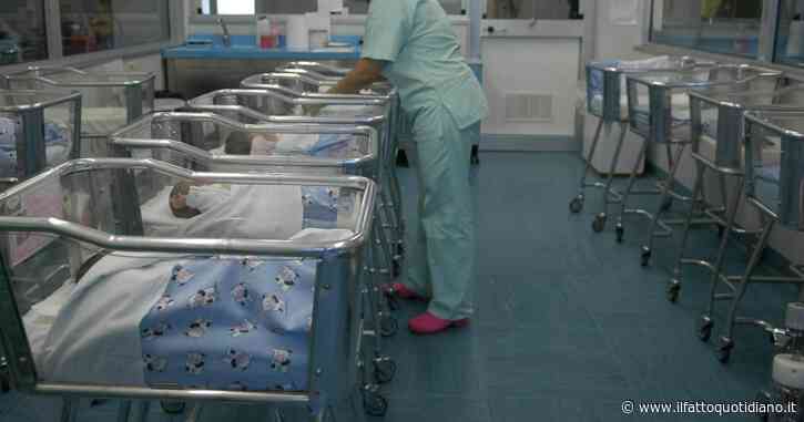 Neonate scambiate in culla alla nascita “per un errore occorso nelle fasi di vestizione”, la scoperta choc durante una visita: risarcimento da 114 mila euro per una delle due mamme