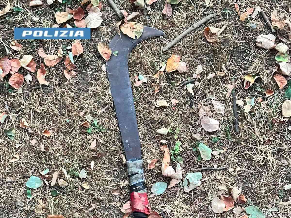 La rissa e la roncola contro l'agente. Irregolare fermato col taser