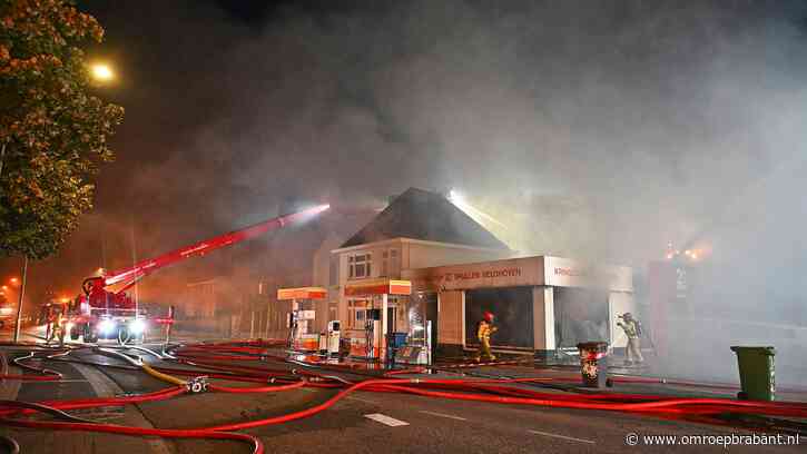 Grote brand in kringloopwinkel, meerdere panden in de omgeving beschadigd