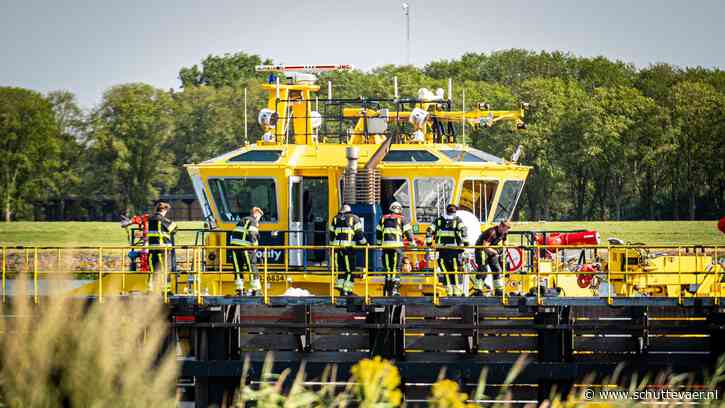 Binnenvaartschip dreigt te zinken, collega duwt schip naar veilige ligplaats