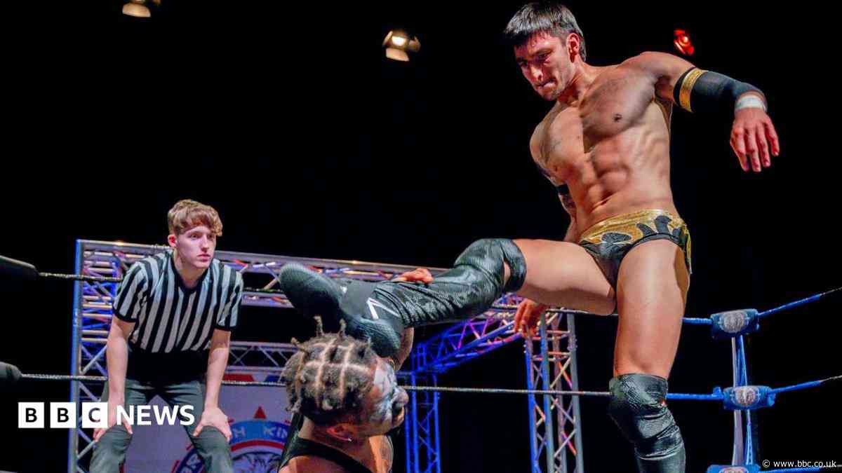 Estate agent becomes Mexican lucha libre wrestler