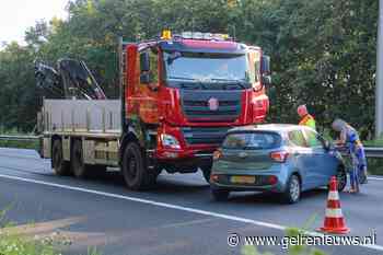 Auto fors beschadigd na botsing met vrachtwagen