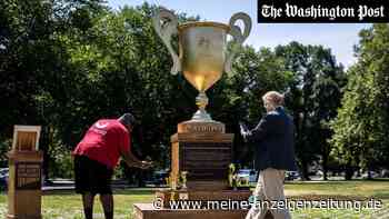 Drei Meter hohe Irankrieg-Trophäe auf der National Mall lässt Besucher rätseln
