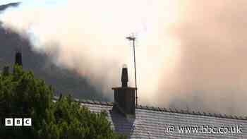 Disgwyl mwg am ddyddiau wedi tanau gwyllt, gyda rhybudd i bobl fregus