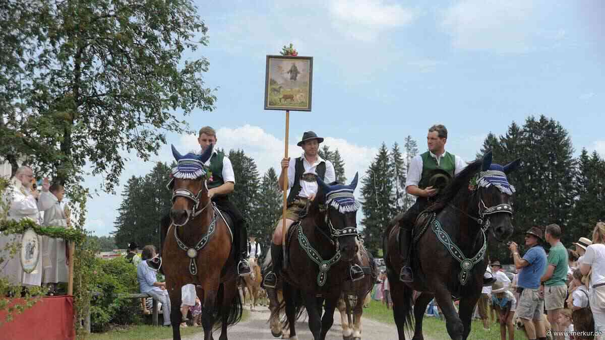 Leonhardifahrt mit Bierkönigin: 39 Kutschen ziehen durch oberbayerisches Dorf