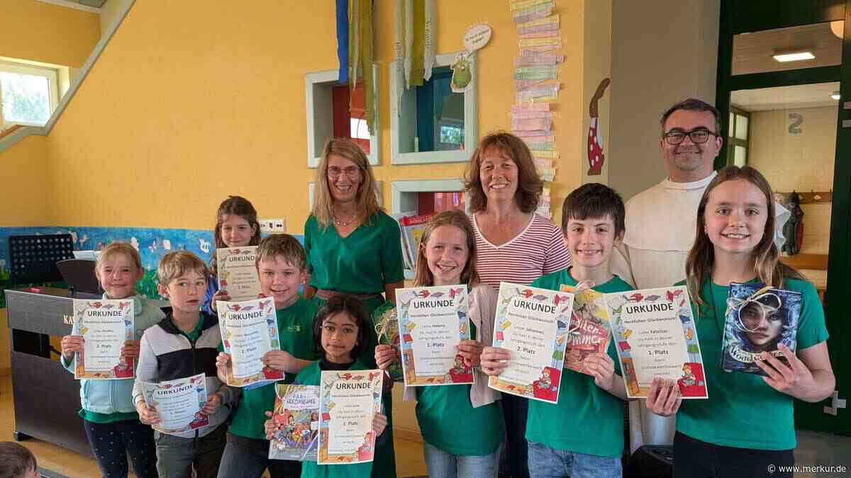 Bücherturm wächst bis in den ersten Stock – Kinder lesen sogar im Fußballtor