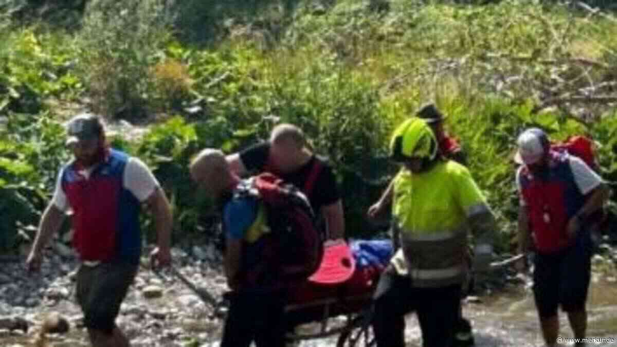 Bienenstich statt Bergeinsatz: Bergwacht trägt Patienten durch Fluss