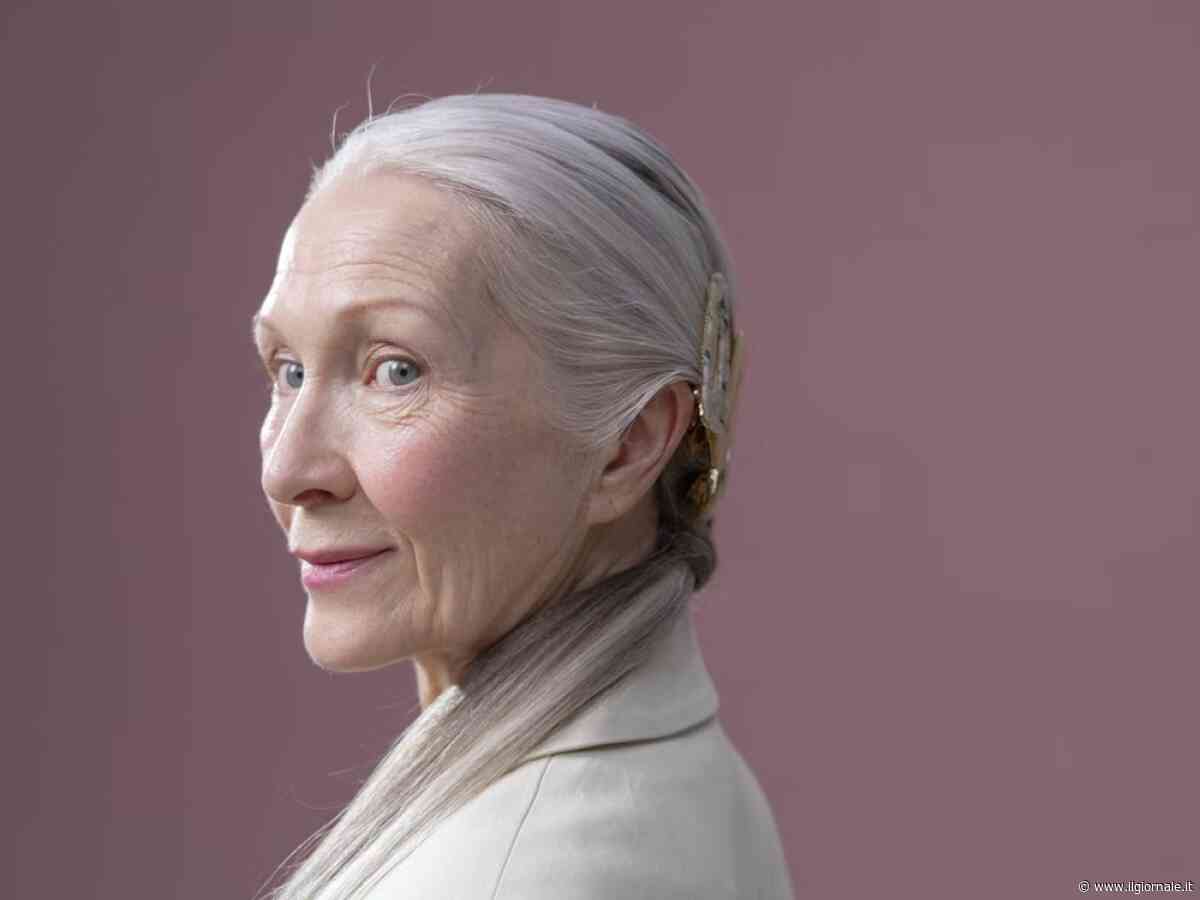 Capelli raccolti, i look che valorizzano i capelli bianchi e donano luce al viso