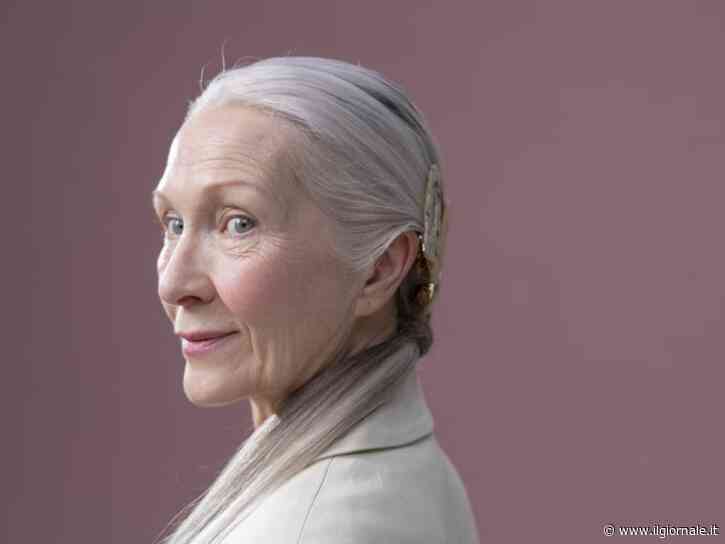 Capelli raccolti, i look che valorizzano i capelli bianchi e donano luce al viso