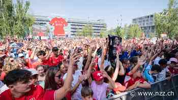 Die Schweizer Nationalmannschaft wird in Zürich empfangen – Yakin wäre gerne länger geblieben, Embolo wird gefeiert