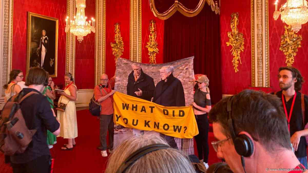 “Cosa sapevano Carlo e William? La monarchia sopravvive grazie alla segretezza”: un lenzuolo con la foto di Andrea ed Epstein nella sala del trono a Buckingham Palace