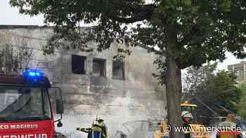 Feuerwehr deckt Dach ab: Brand breitet sich ins Innere der Lagerhalle aus