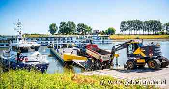 Tractor komt vast te zitten bij veerpont