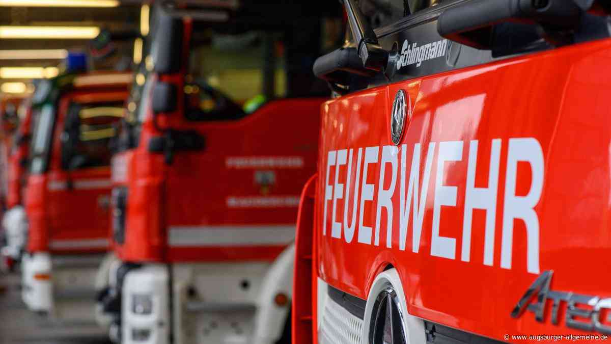 Dach eines Einfamilienhauses brennt