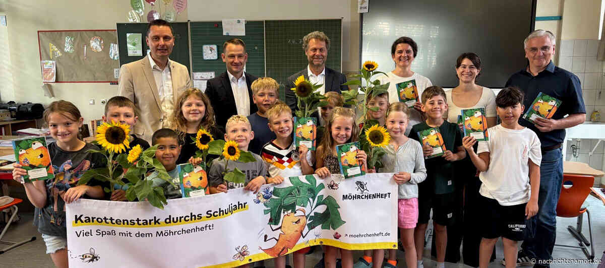 Übergabe des „Möhrchen“-Hausaufgabenhefts an die Grundschule Baunach