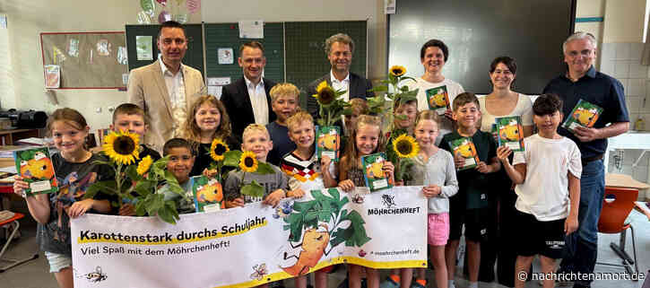 Übergabe des „Möhrchen“-Hausaufgabenhefts an die Grundschule Baunach