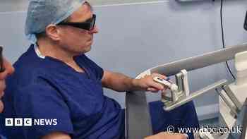 Robot gives surgeons a helping hand in first op