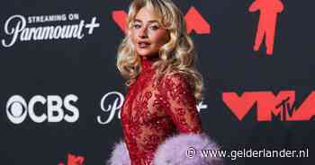 Dit klinkt als hét recept voor een ordinaire look, maar bij Sabrina Carpenter staat het sexy en sweet