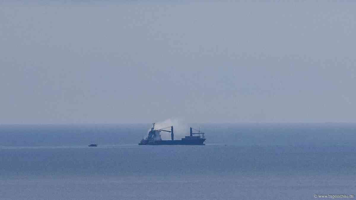 Ukraine greift Ölproduktion an, Russland ein Schiff