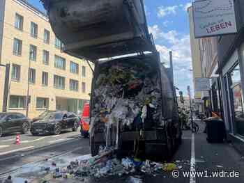 Müllwagen in Köln fängt Feuer