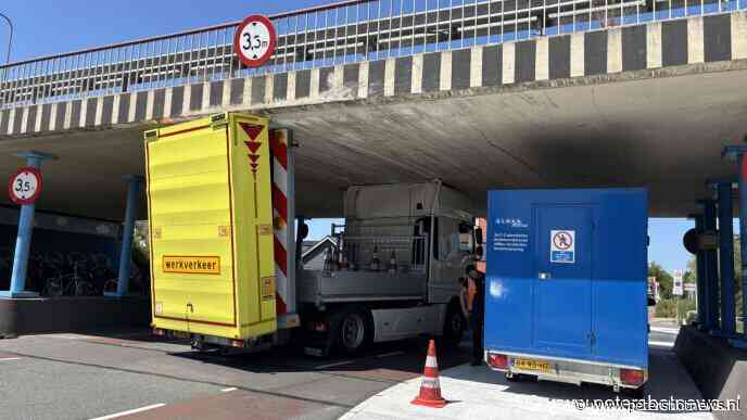 Pijlwagen rijdt vast onder viaduct N201 bij Vinkeveen