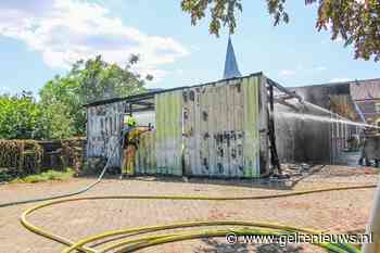 Schuur vliegt in brand, meerdere knallen gehoord