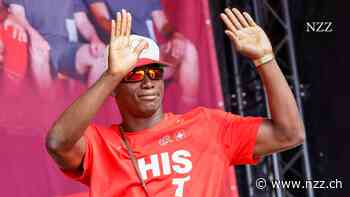 «O Embolo, o Embolo», singen die Fans, als das Nationalteam in Zürich eintrifft – der Stürmer bleibt auf der Bühne lieber im Hintergrund