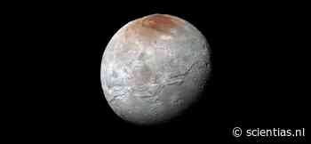 Pluto’s grootste maan verbergt een geheim dat astronomen bijna 50 jaar zochten
