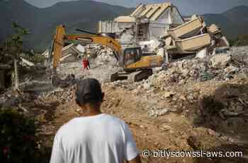 Denuncian que uso de excavadoras daña restos humanos entre los escombros de La Guaira