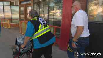 Outreach groups work to keep vulnerable Winnipeggers cool, hydrated in extreme heat
