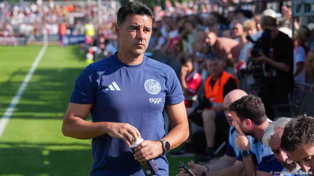Rondom Ajax: Ajax deelt beelden van bevlogen Míchel tijdens oefenwedstrijd