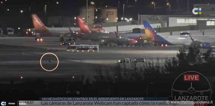 Un pneumatico si stacca da un aereo Ryanair sulla pista di Lanzarote: il video della webcam dell’aeroporto. E’ il secondo incidente in poche ore per Boeing
