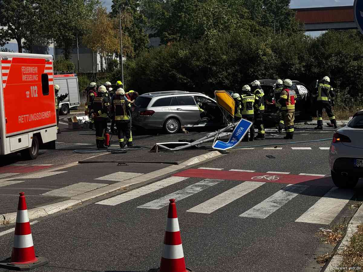 Zwei Personen bei Unfall lebensgefährlich verletzt