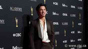 Hudson Williams confronts alleged autograph sellers in Paris