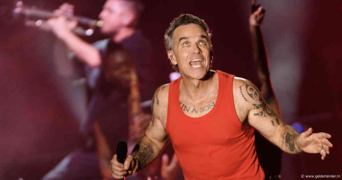 Laura Pausini en Robbie Williams bij slotceremonie WK, Jennifer Hudson zingt volkslied