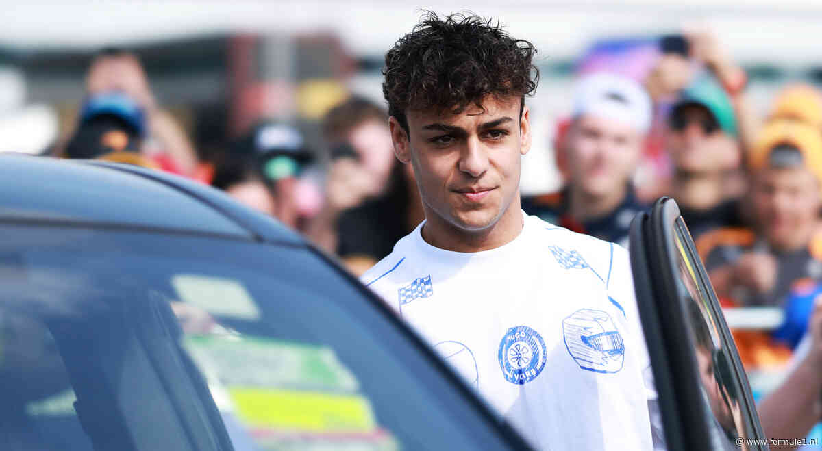 Arvid Lindblad staat na F1-debuut voor nieuwe uitdaging: ‘Heb eerste rijles gehad’