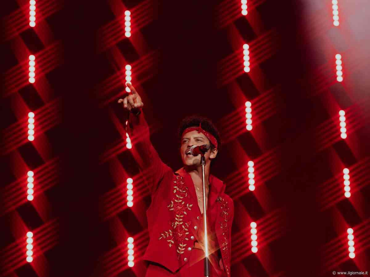 Bruno Mars riempie San Siro. E prima del concerto mangia la carbonara