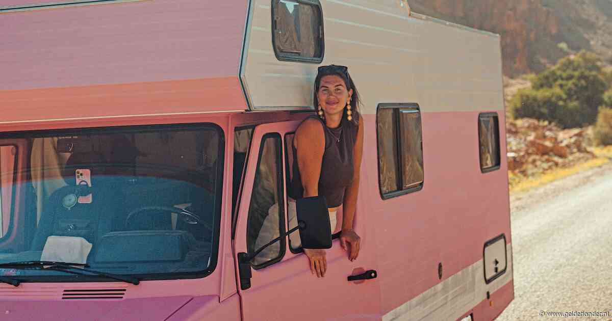 Na de studie gelijk carrière maken? Laura (26) toert in roze camper door Europa: ‘Soms het gevoel dat ik achterloop’