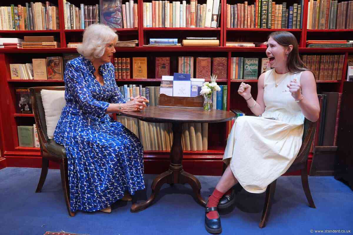 Queen tells booksellers ‘I hate sci-fi’