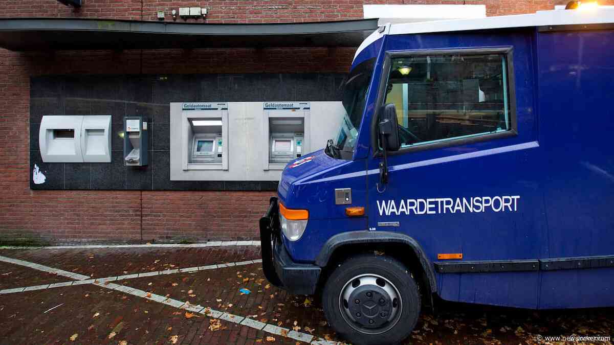 Mensen zitten vast in geldwagen door storing, brandweer koelt het voertuig af